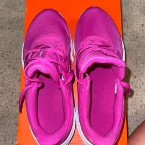 BRAND NEW Nike running shoes womens pink size 7 downshifter